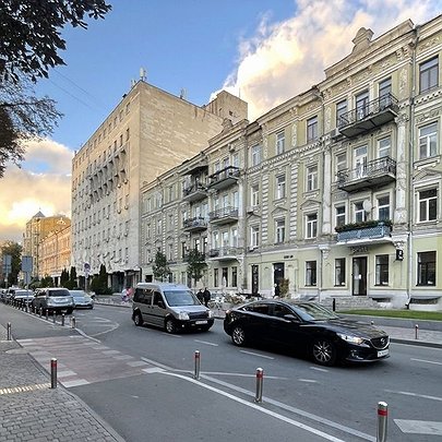 "Відновили" браму під'їзду: в історичному будинку в центрі Києва поставили пластикові двері - 412x412