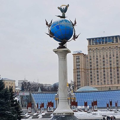 З глобуса на Майдані Незалежності приберуть назви російських міст - 412x412