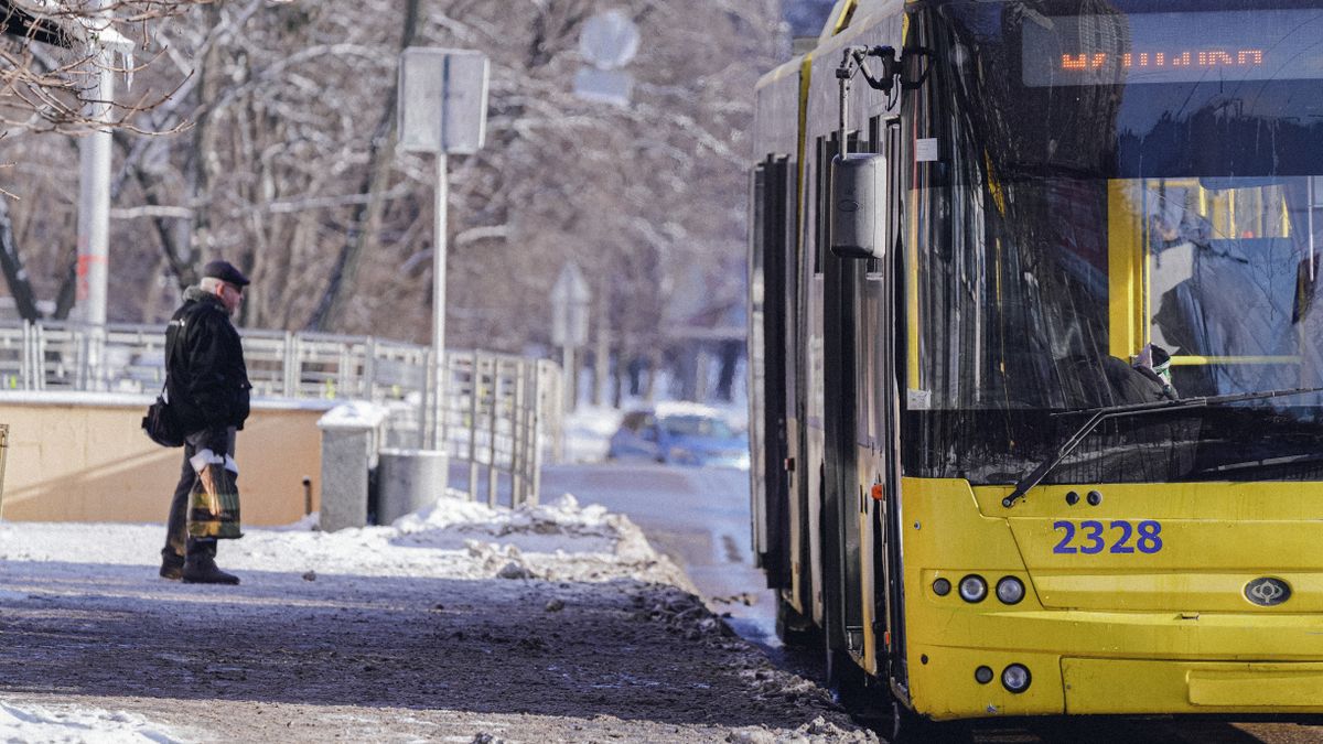 У Києві можуть змінити правила руху громадського транспорту під час тривог