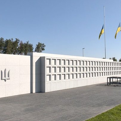 Під Києвом відкрили Національне військово-меморіальне кладовище - 412x412