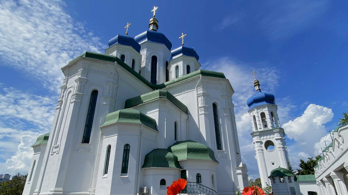 Від мормонів до церкви на Троєщині: що всередині п'яти сучасних храмів у спальних районах Києва