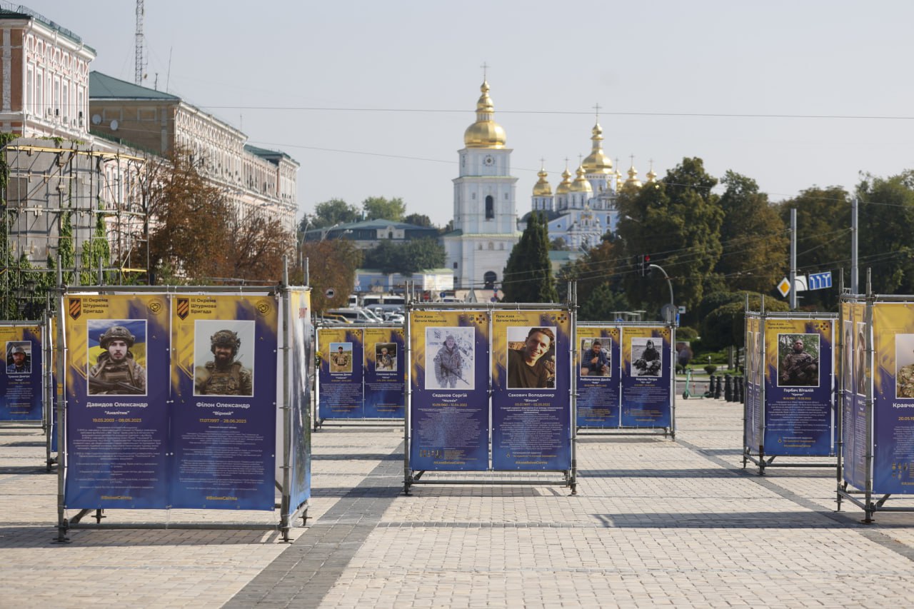 На Софійській площі відкрили фотовиставку "Воїни Світла"