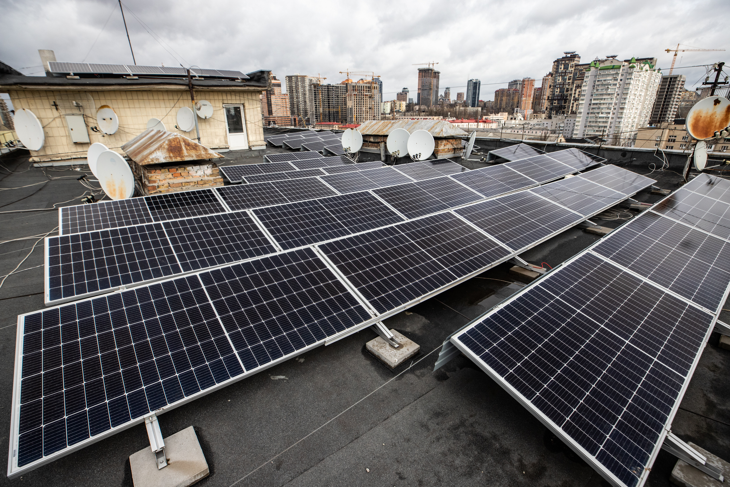 На даху київської багатоповерхівки встановили сонячні панелі