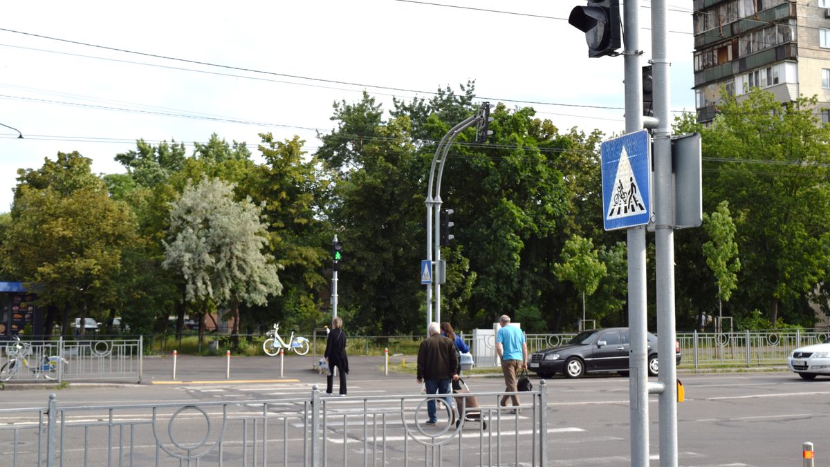 На Лісовому масиві облаштували безбар'єрний перехід зі світлофором та звуковим супроводом