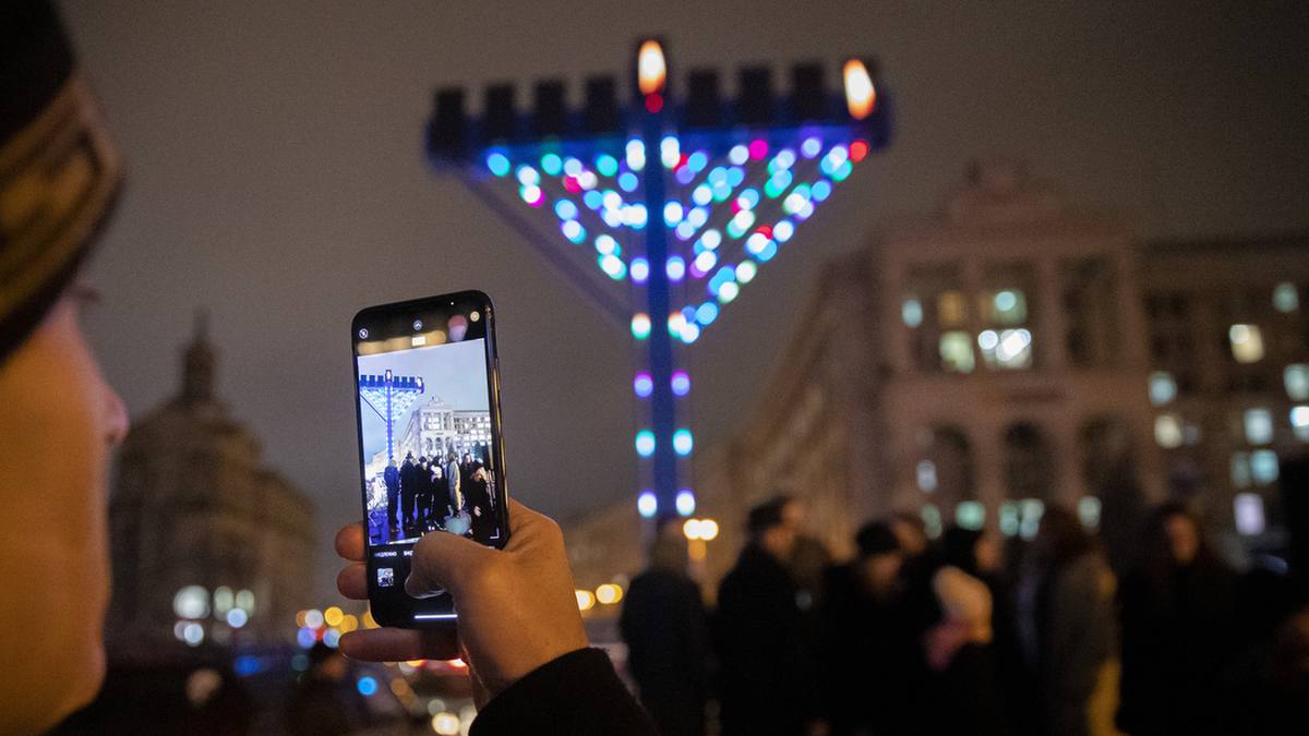 На Майдані Незалежності встановили найбільшу в Європі ханукію та запалили перші свічки: фото