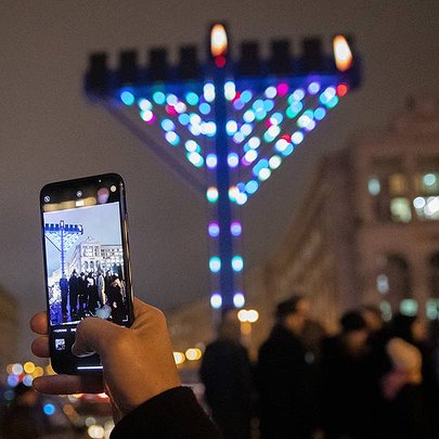 На Майдані Незалежності встановили найбільшу в Європі ханукію та запалили перші свічки: фото - 412x412