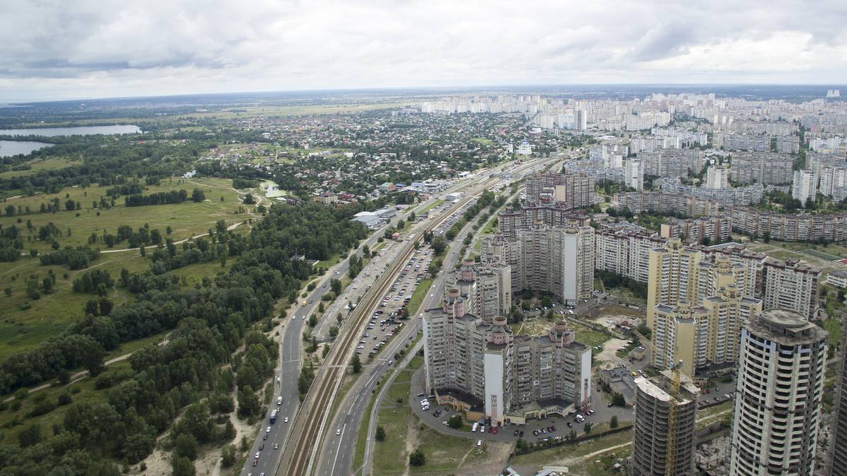 Одну з найбільших вулиць Троєщини очистили від незаконної реклами: ось як вона змінилась