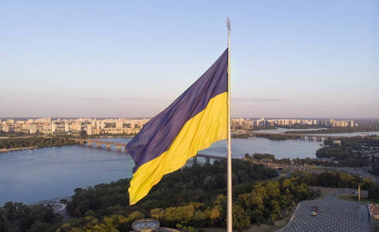 Головний прапор України приспускають: причина