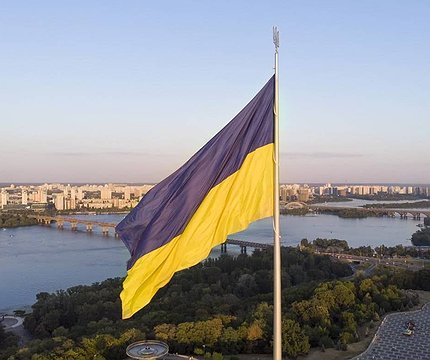 Головний прапор України приспускають: причина - 412x412