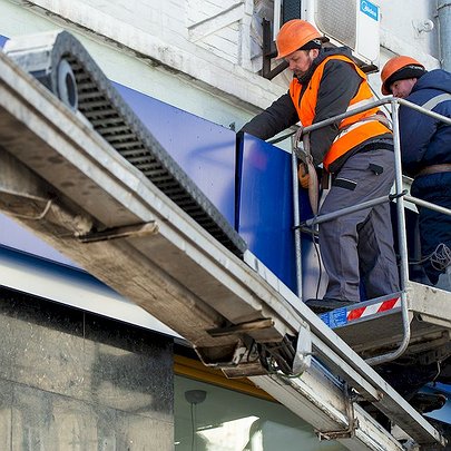 На Борщагівці прибрали майже півсотні незаконних вивісок: фото - 412x412