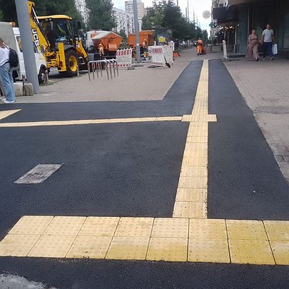 На Печерську облаштовують безбар’єрний підхід до Головного військового госпіталя - 412x412