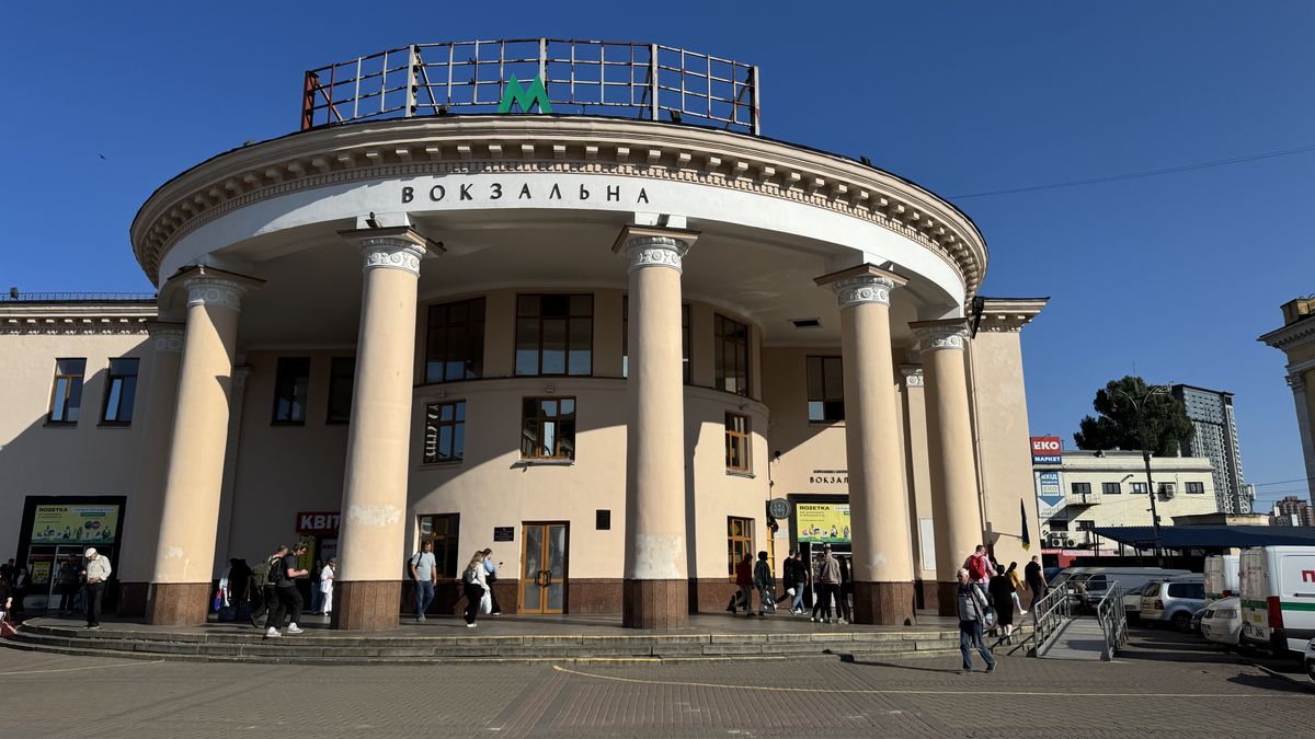 На станції метро "Вокзальна" встановлюють пандуси