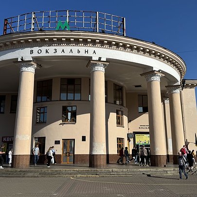 На станції метро "Вокзальна" встановлюють пандуси - 412x412