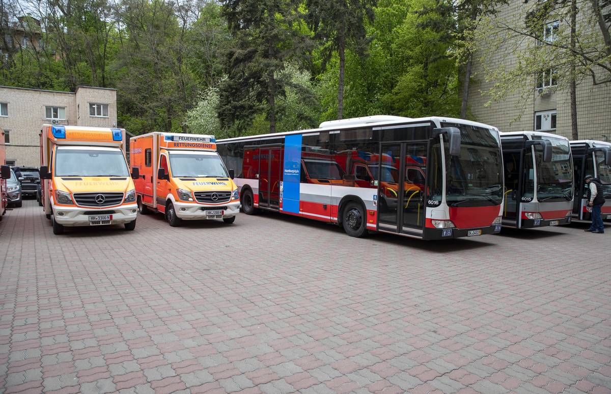 Київ отримав нові автобуси та "швидкі" від Гамбурга: фото