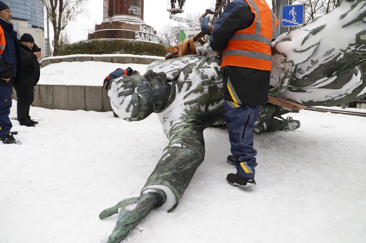 Пам’ятник Миколі Щорсу у Києві остаточно демонтували: фото, відео