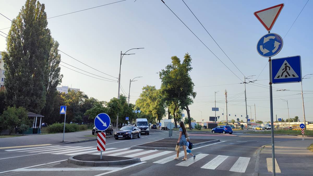 На 19 перехрестях Києва створять більш безпечні кільцеві розв'язки: де вони вже з'явились