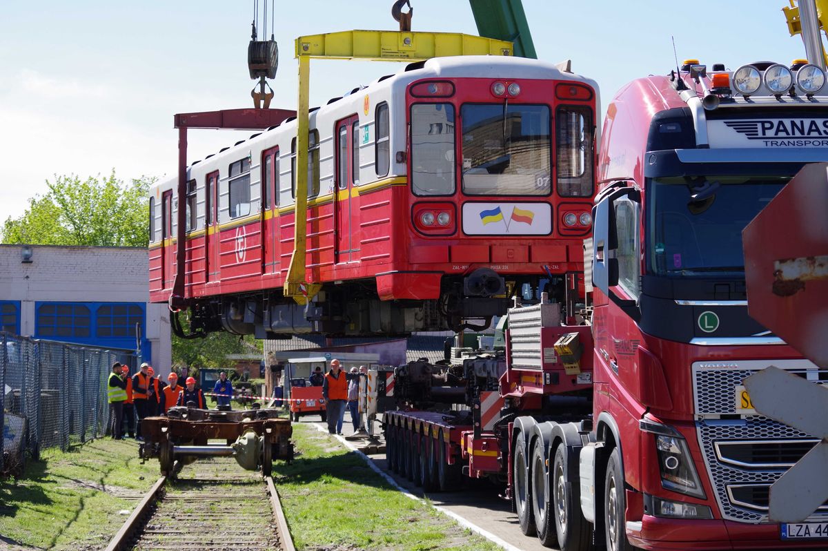 Київ отримав останній поїзд метро від Варшави: всього передали 60 вагонів