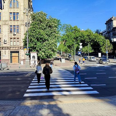 Відкрили новий безбар'єрний наземний перехід на розі Хрещатика і Прорізної: фото - 412x412