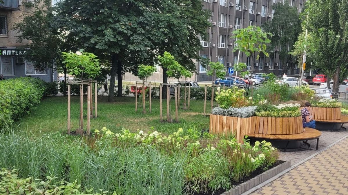 Біля метро "Звіринецька" облаштували зелену зону з вуличними меблями: фото