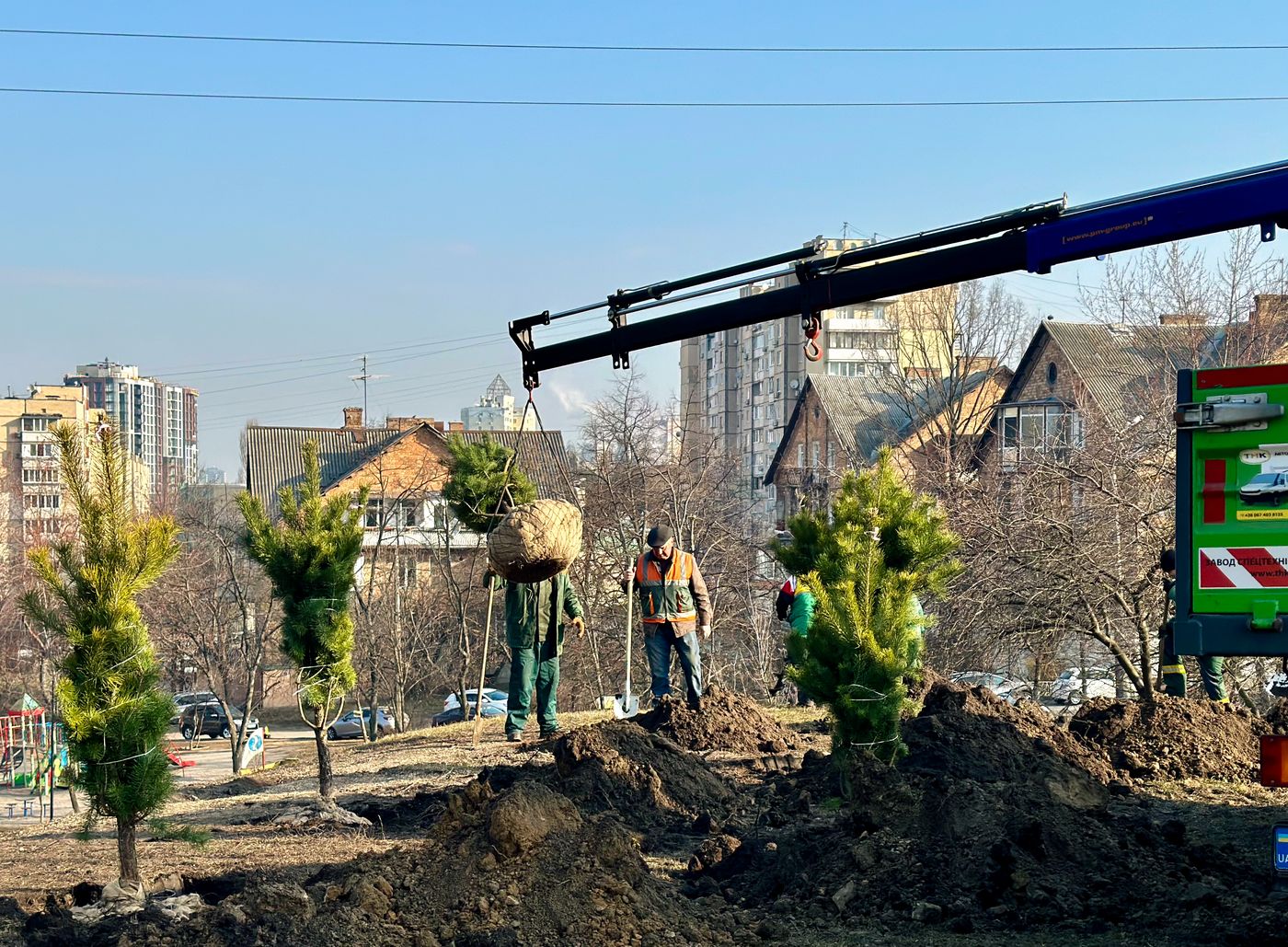 Почалася кампанія з озеленення Києва: у Солом'янському парку висадили майже 200 дерев і кущів