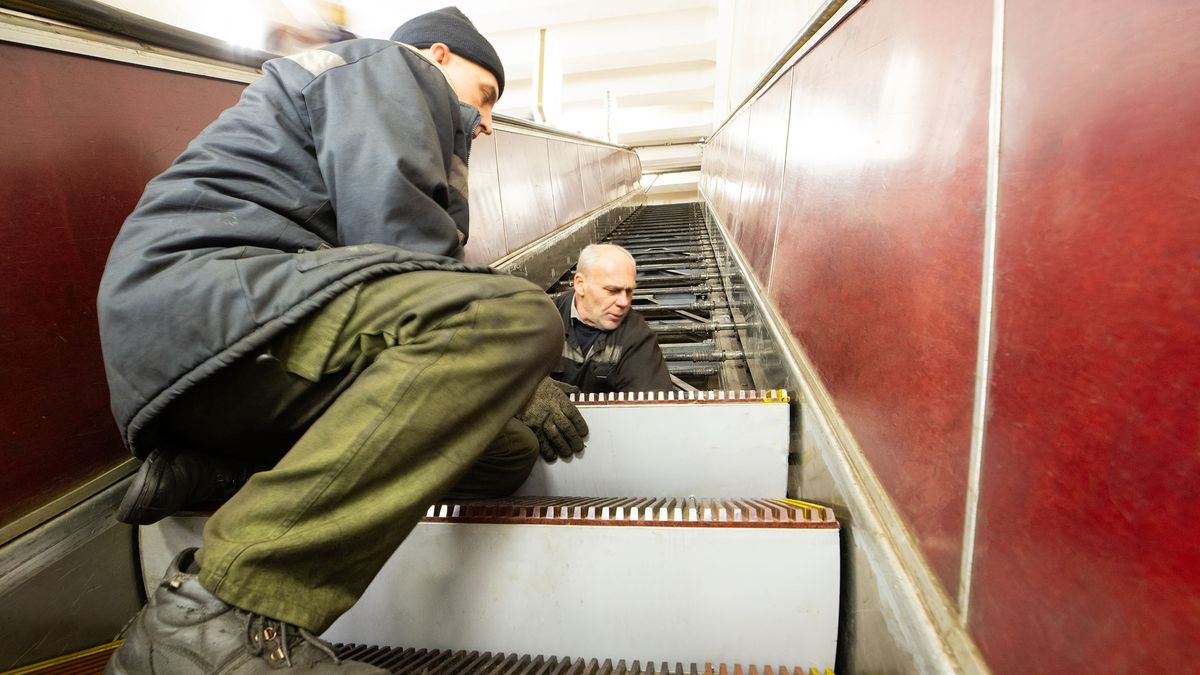 Ескалатор зсередини: як ремонтують підіймачі у київському метро