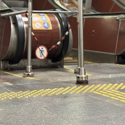 У столичному метро облаштовують тактильні смуги: фото - 412x412