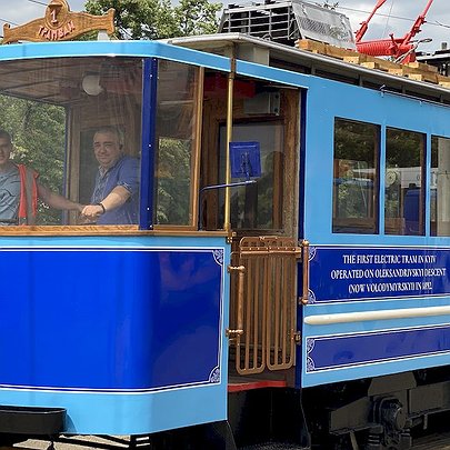 У Києві провели екскурсію на відреставрованому ретро-трамваї М2-М "1892": фото - 412x412