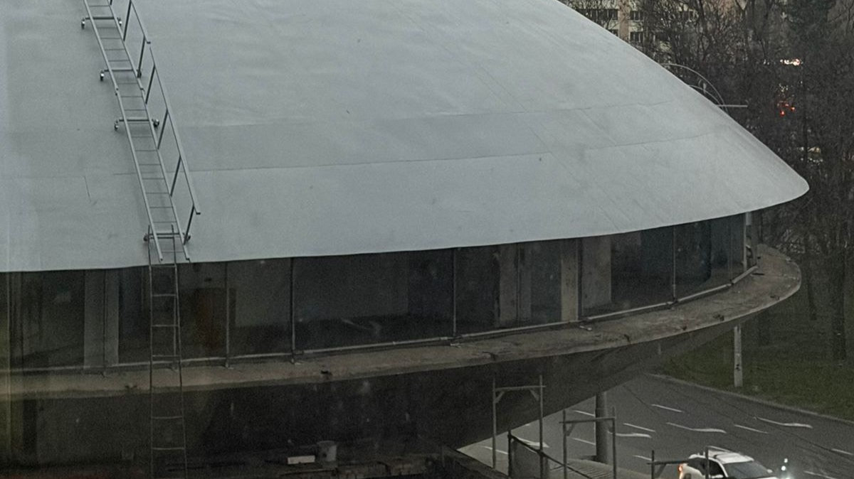 Як зараз виглядає "Літаюча тарілка" на Либідській зсередини: фото