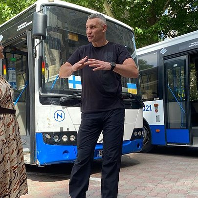 Київ отримав два автобуси від Тампере, але вони не вийдуть на міські маршрути - 412x412