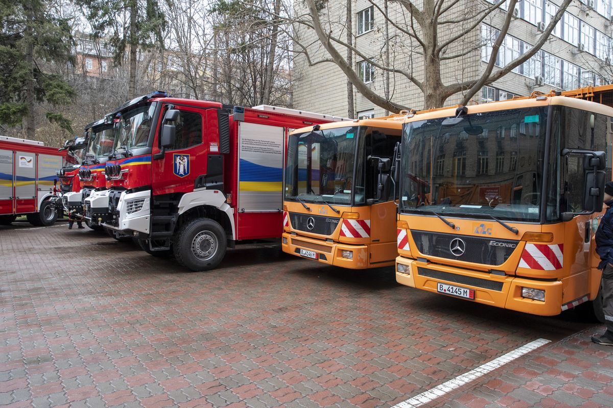 Німецькі міста подарували Києву нові пожежні авто та сміттєвози: фото