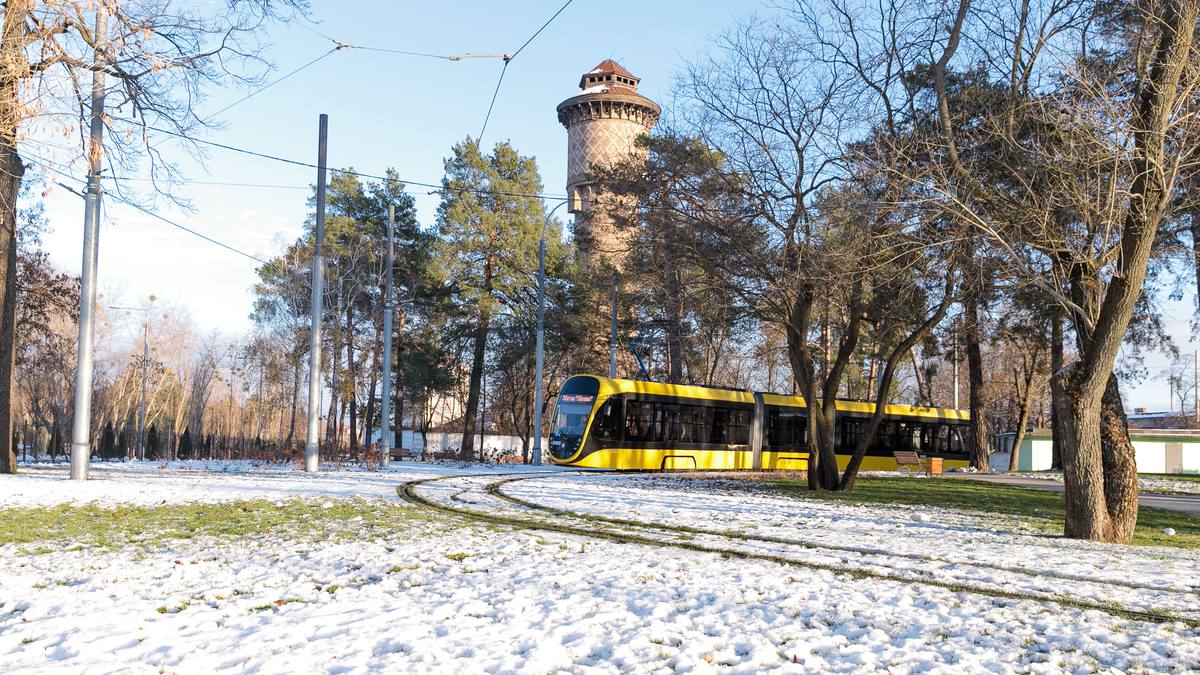 У Києві на лівому березі відкрили сквер із "зеленими" трамвайними коліями та тунелем