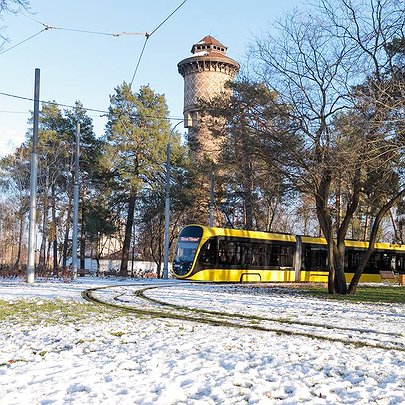 У Києві на лівому березі відкрили сквер із "зеленими" трамвайними коліями та тунелем - 412x412