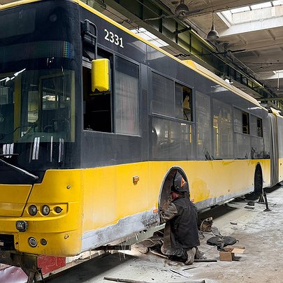 Киянам показали, як ремонтують тролейбуси: фото - 412x412