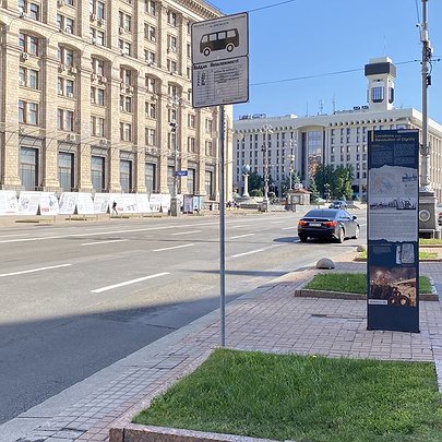 На Майдані Незалежності перенесли зупинку громадського транспорту - 412x412