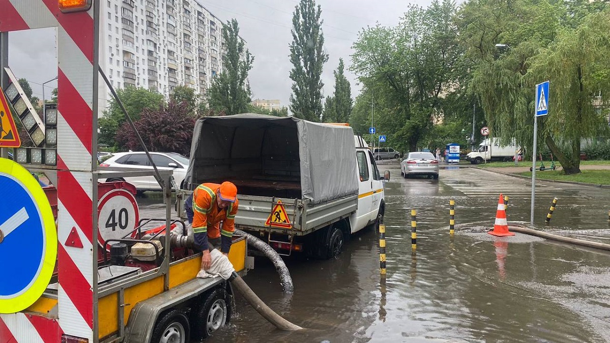 Київ підтопило через дощ: комунальники ліквідовують наслідки