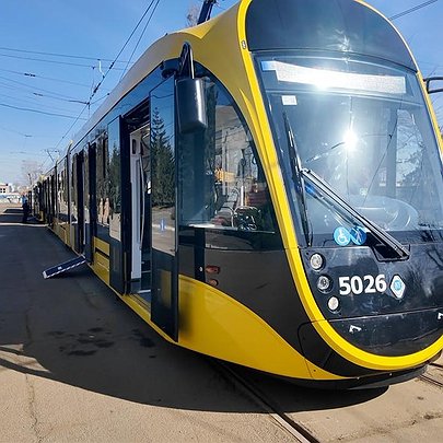 На лівому березі почали курсувати три нові трамваї: фото - 412x412