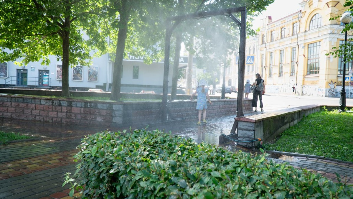 У Києві встановлюють охолоджувальні рамки: де врятуватися від спеки