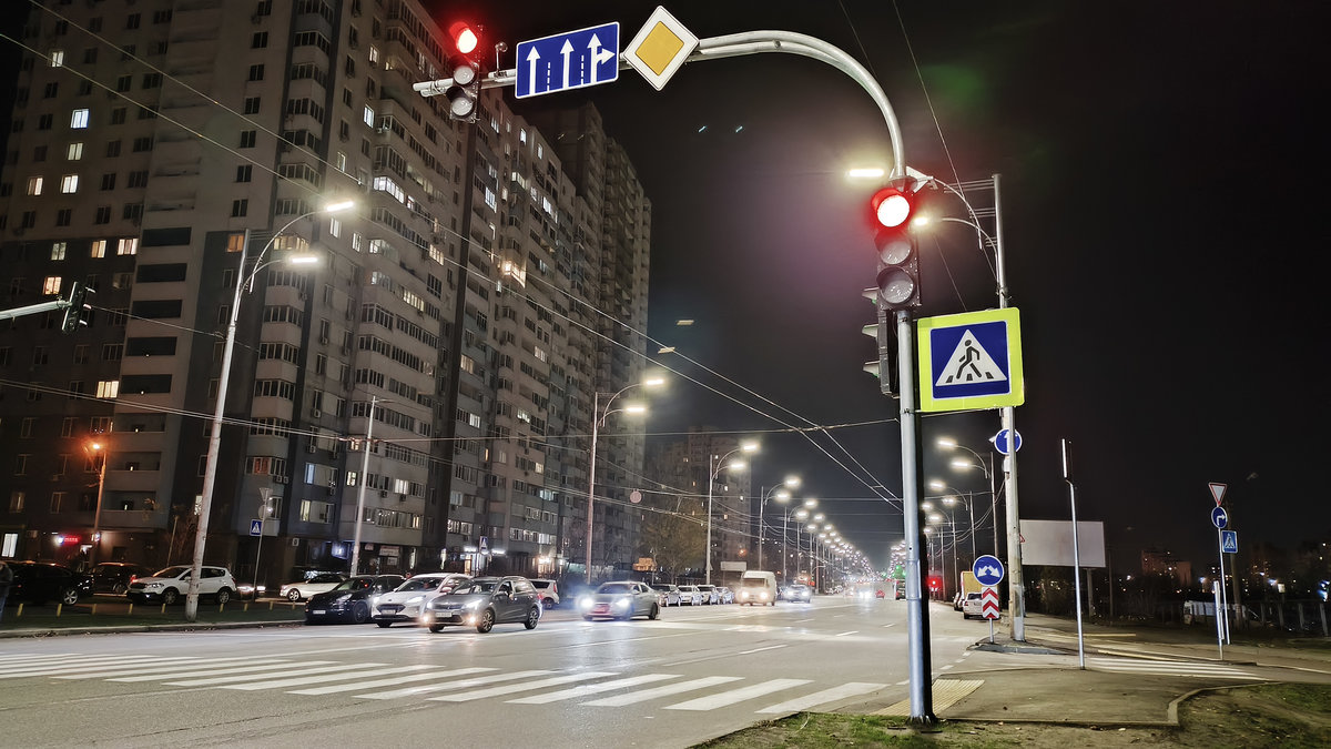 У Деснянському районі встановили безбар'єрний світлофор: фото