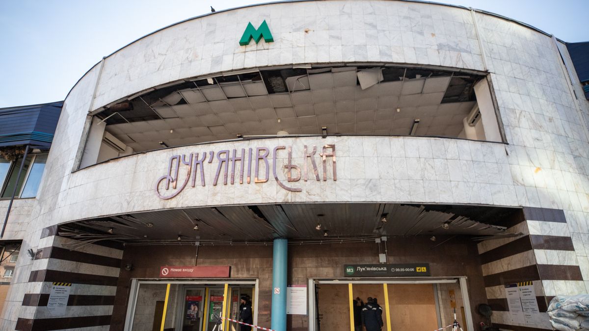 Дощ підтопив метро "Лук'янівська": відео