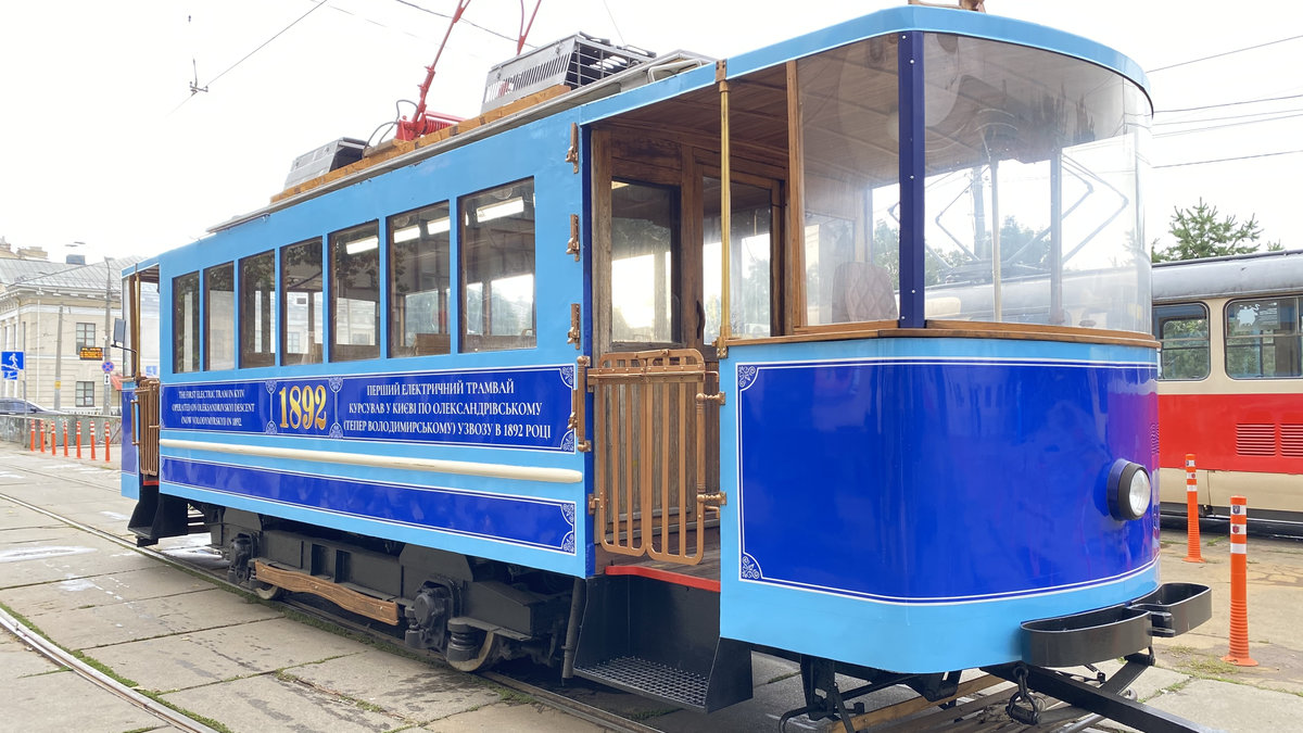 На історичний Поділ повернули синій ретро-трамвай: фото