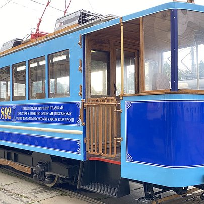 На історичний Поділ повернули синій ретро-трамвай: фото - 412x412