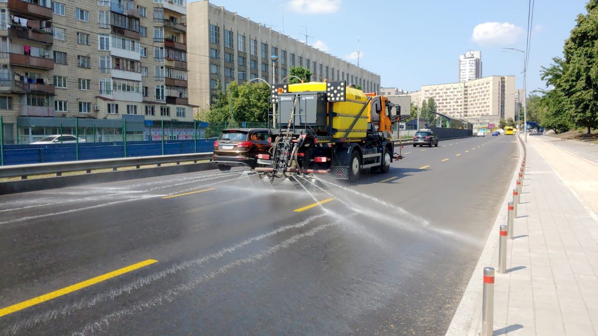 Київським вулицям влаштовують холодний душ під час спеки: відео