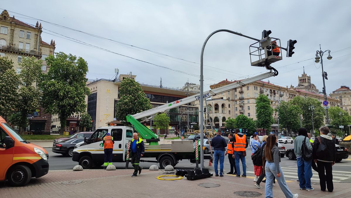 На перетині Хрещатика і Прорізної вимкнуть світлофори: причина і подробиці