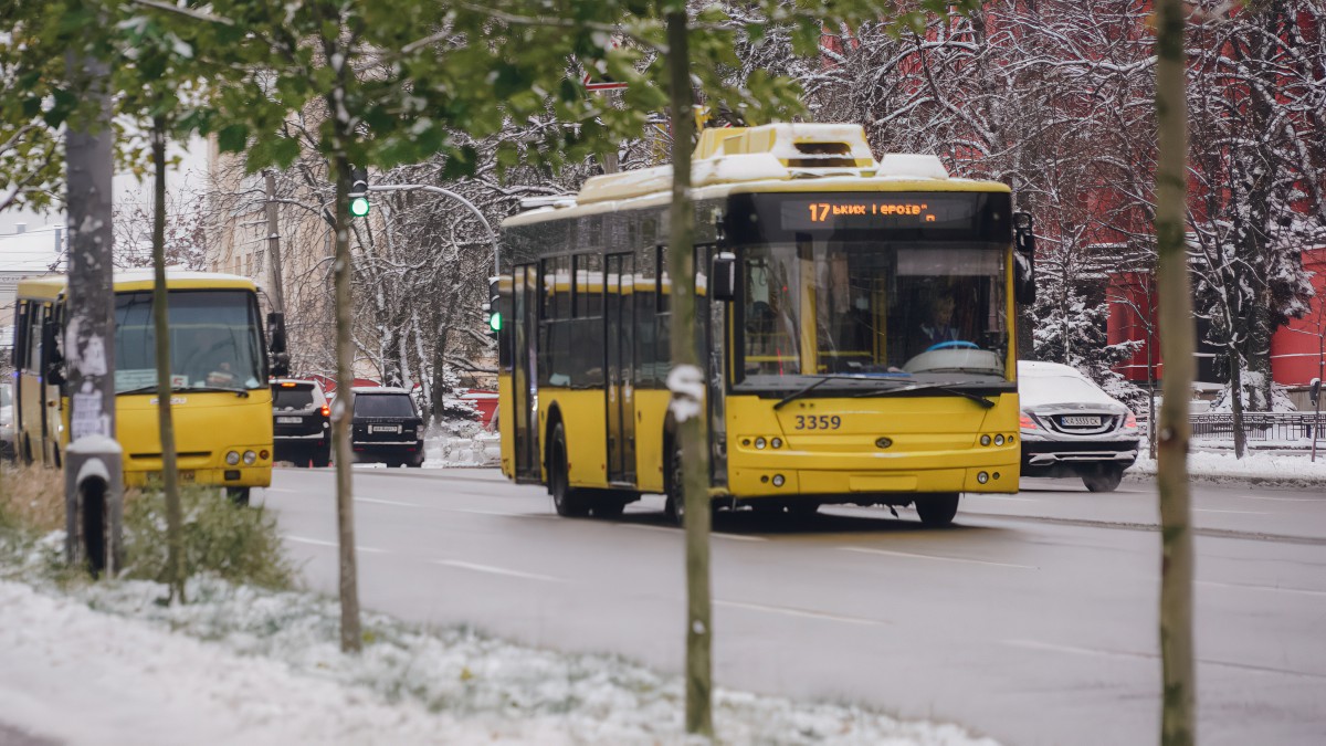 Чи має громадський транспорт Києва зупинятися під час повітряних тривог: розглянемо "за" і "проти"