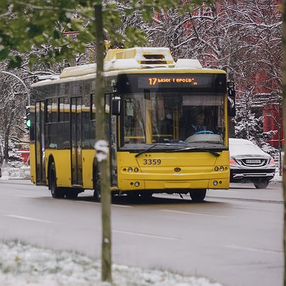 Чи має громадський транспорт Києва зупинятися під час повітряних тривог: розглянемо "за" і "проти" - 412x412