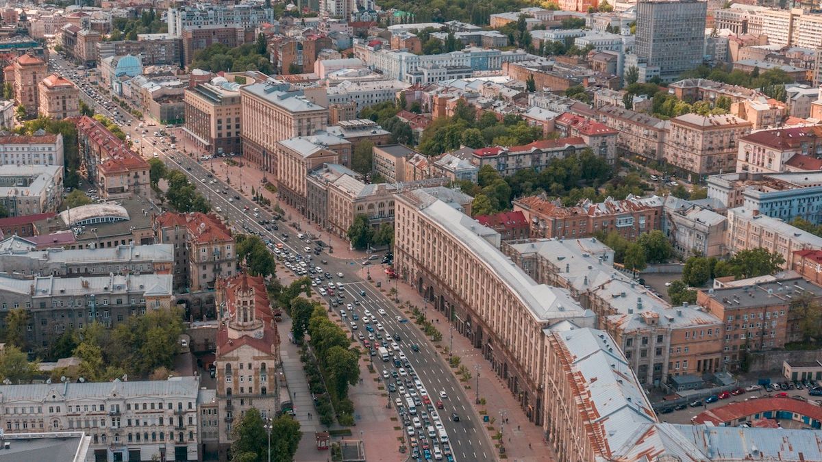 На розі Хрещатика і Прорізної облаштують безбар'єрне регульоване перехрестя: через це перекриють рух