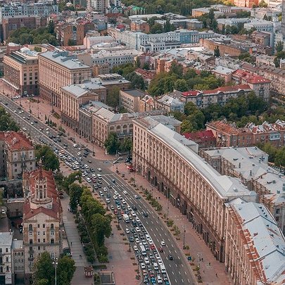 На розі Хрещатика і Прорізної облаштують безбар'єрне регульоване перехрестя: через це перекриють рух - 412x412