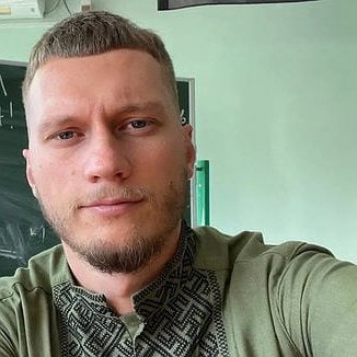 "Я хочу бути вчителем, якого колись не вистачало мені": вчитель-інфлюенсер Руслан Ігорович про покликання, учнів і улюблений Київ - 412x412