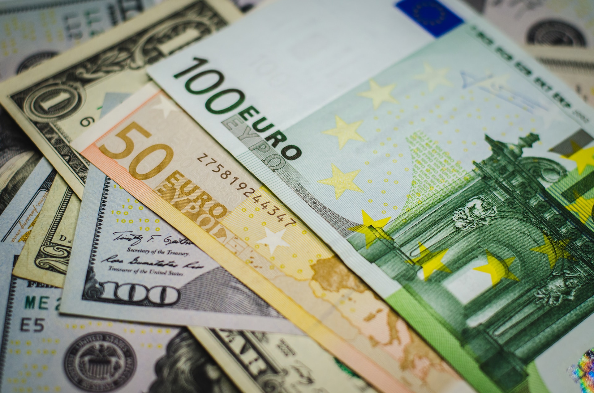 Курс валют у Києві 3 серпня: скільки коштує долар та євро у банках та обмінниках