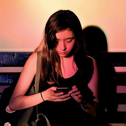 FOMO: як страх "випасти" з життя впливає на молодь у часи війни та соцмереж - 412x412